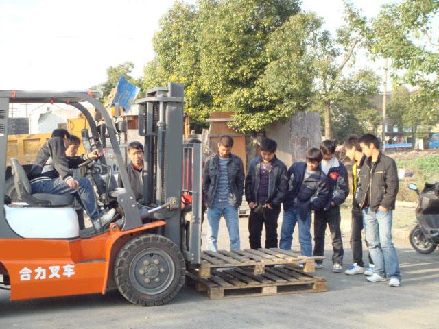 叉車學(xué)員認真學(xué)習(xí)